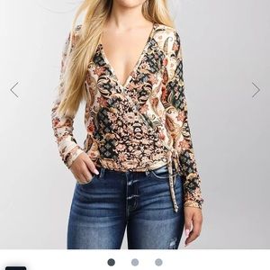 Buckle Top/willow Root.front tie.  Size M. Floral Surplice Top.